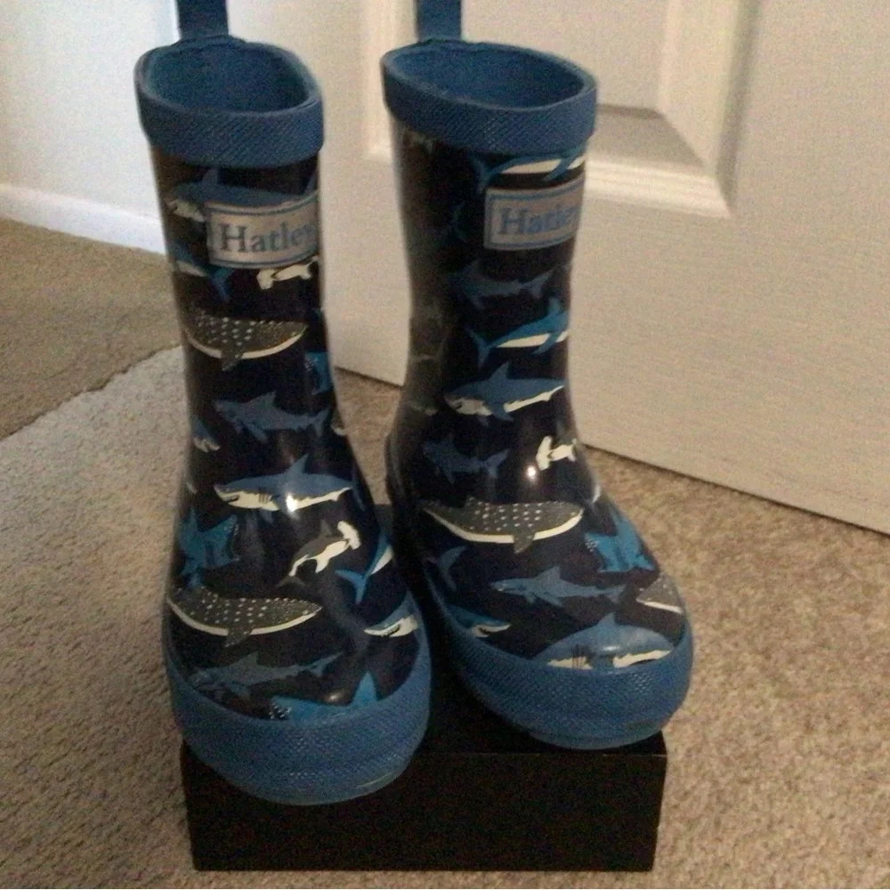 HATLEY SHARK FRENZY RAIN BOOTS- TODDLER BOYS SIZE 9 - Picture 2 of 5